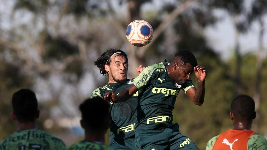 Lance entre Gustavo Gómez e Ramires em treino do Palmeiras na Academia de Futebol - Cesar Greco/Palmeiras