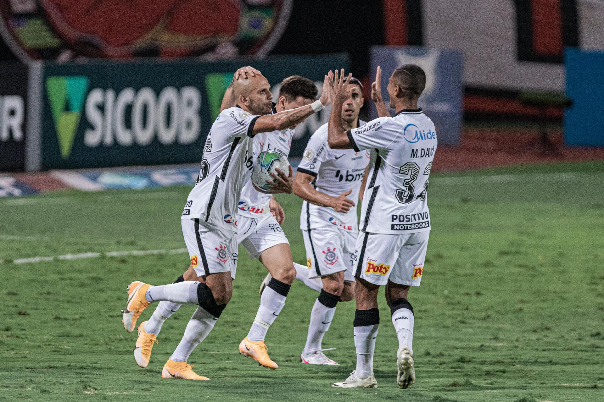 Sem a presença da Fiel, Corinthians patina em casa, mas engata sequência positiva fora