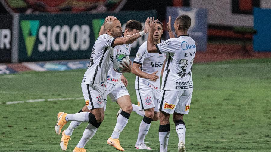 Jogadores do Corinthians comemoram gol diante do Atlético-GO - Heber Gomes/AGIF