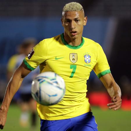 Richarlison, durante partida entre Brasil e Uruguai - Raúl Martínez-Pool/Getty Images
