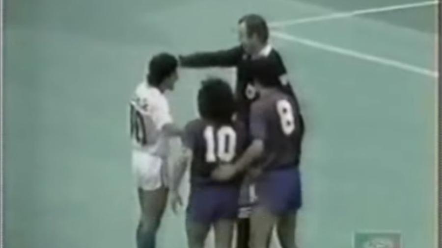 Romerito, ídolo do Fluminense, e Maradona, no Barcelona, conversam com o árbitro após pênalti marcado - Reprodução