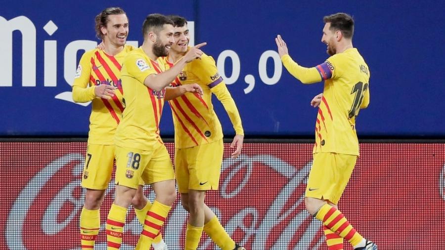 Jordi Alba celebra com Messi seu gol pelo Barcelona contra o Osasuna - David S. Bustamante/Soccrates/Getty Images