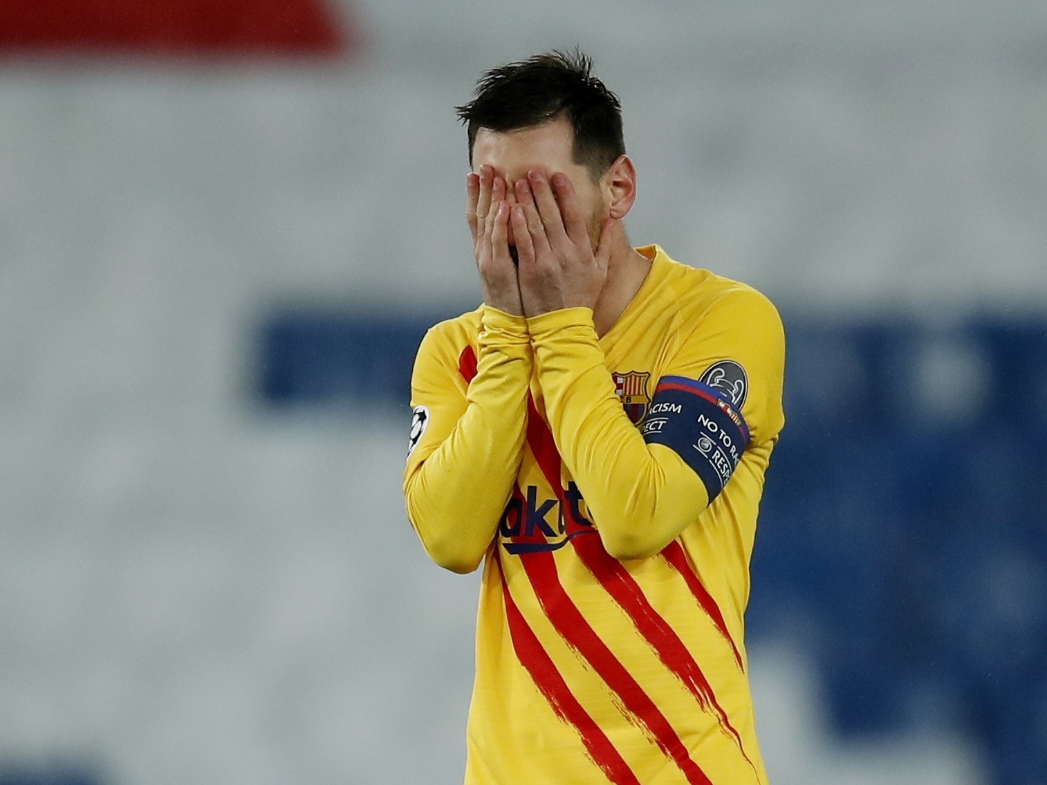 Messi é idolatrado ao final do jogo contra Reims e tira até foto