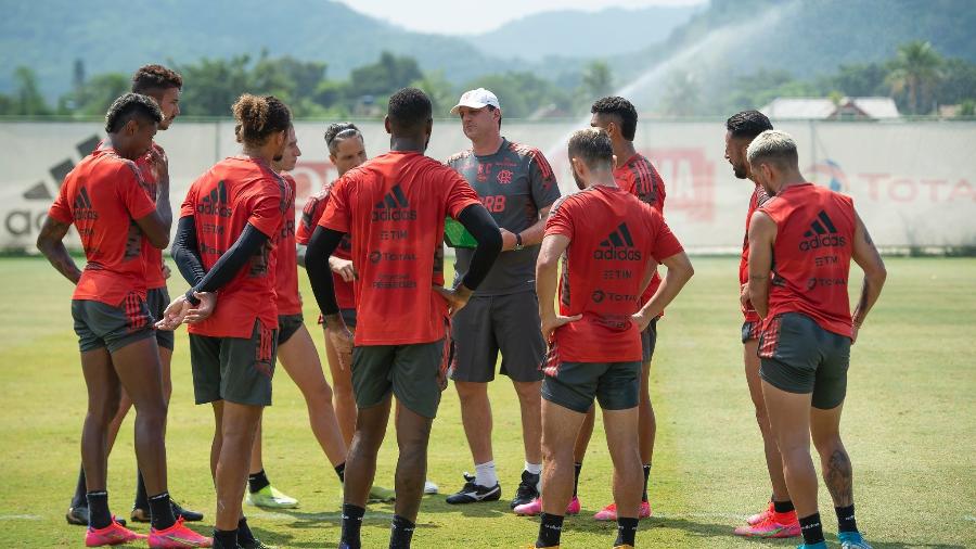 Rogério Ceni, técnico do Flamengo, conversa com os jogadores em treino no Ninho do Urubu - Alexandre Vidal / Flamengo