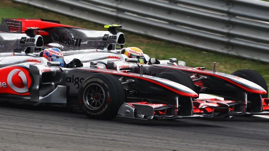 Hamilton e Button, então parceiros na McLaren, durante o GP da Turquia de 2010 - Reprodução