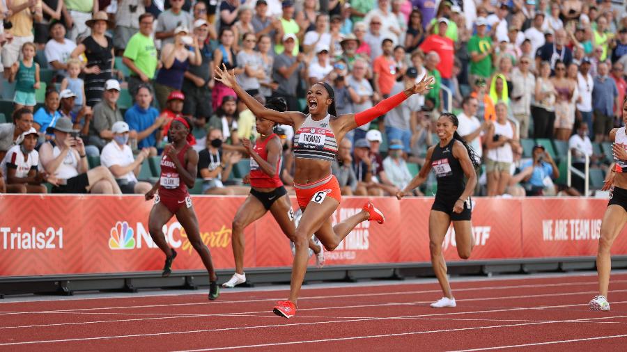 Gabby Thomas comemora após vencer os 200m na seletiva dos EUA para a Olimpíada de Tóquio - Patrick Smith/Getty Images