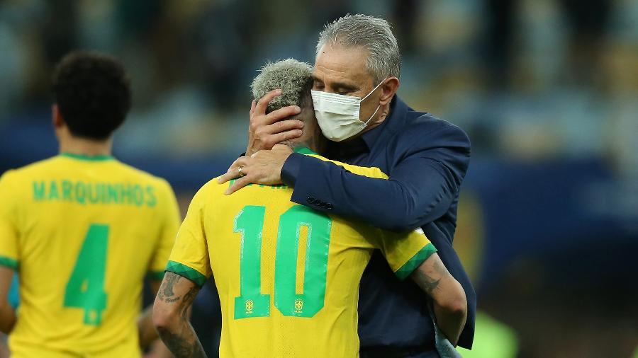 Tite consola Neymar após derrota da seleção brasileira para a Argentina na final da Copa América - Alexandre Schneider/Getty Images
