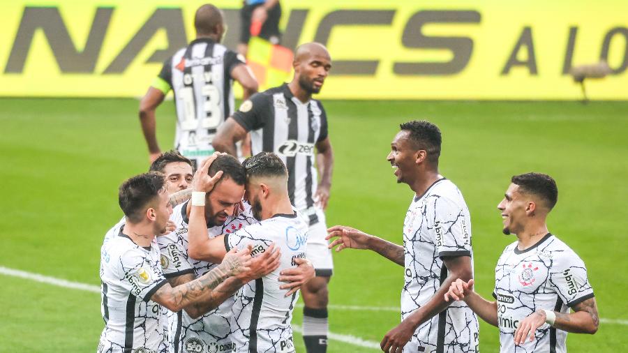 Jogadores do Corinthians comemoram gol de Renato Augusto em sua reestreia na Neo Química Arena - Marcello Zambrana/AGIF