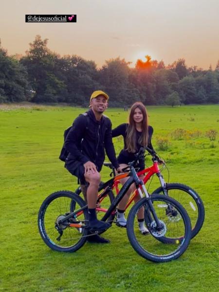 Gabriel Jesus e namorada Raiane Lima em passeio de bicicleta - Reprodução