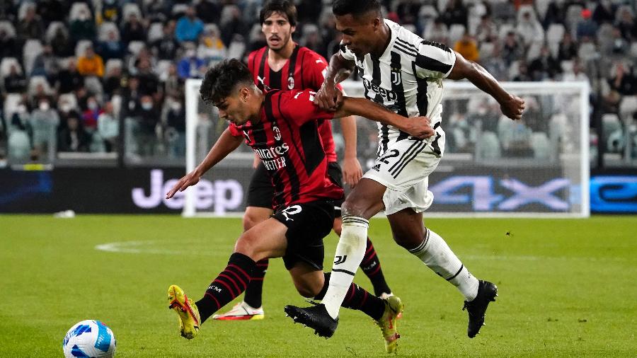 Alex Sandro e Brahim Diaz disputam bola durante partida entre Juventus e Milan - Pier Marco Tacca/Getty Images