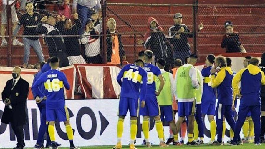 Árbitro paralisa Huracán x Boca por cusparada dos torcedores - Reprodução TV