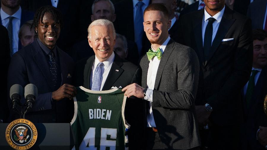 Jogadores do Milwaukee Bucks posam com Joe Biden, presidente dos EUA - AFP