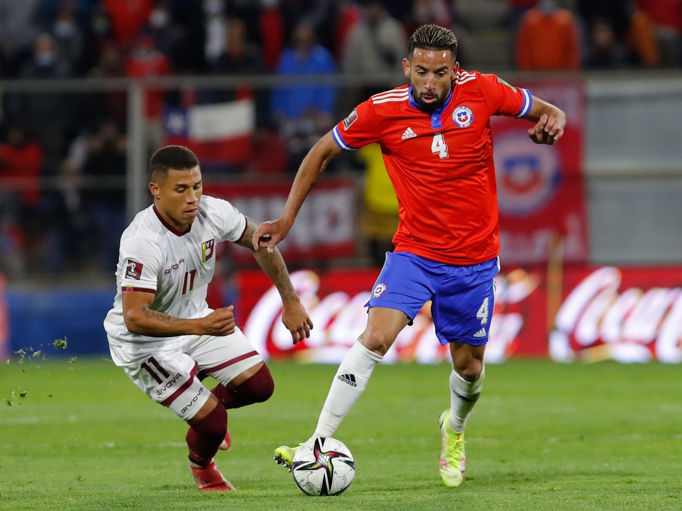 Com Covid, Mauricio Isla, do Flamengo, aparece isolado da mulher