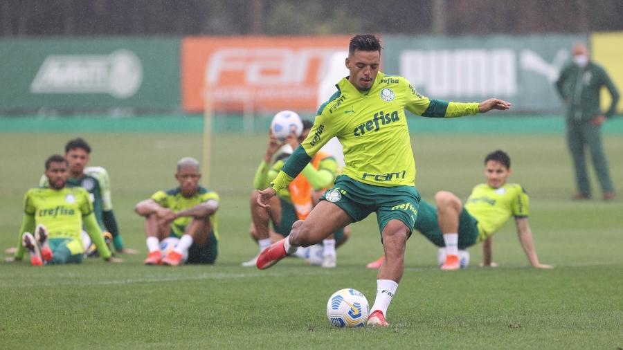 Gabriel Menino é observado por companheiros de time durante atividade no treino do Palmeiras - Cesar Greco/Palmeiras