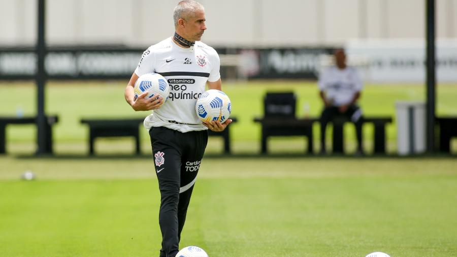 Sylvinho, técnico do Corinthians, na atividade da manhã desta quinta-feira (02/12/2021), no CT Dr. Joaquim Grava - Rodrigo Coca/Agência Corinthians