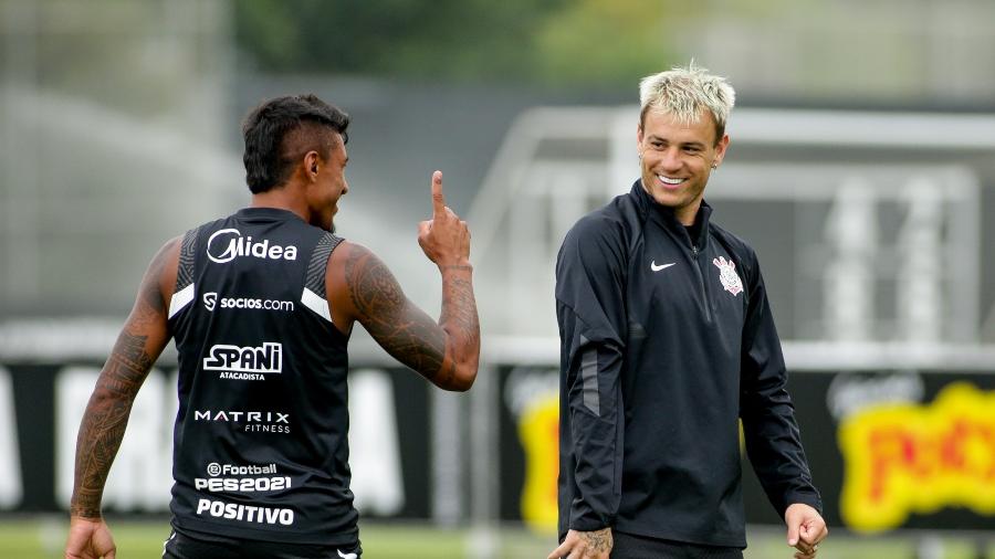 Paulinho e Roger Guedes durante treino do Corinthians no CT Joaquim Grava  - Rodrigo Coca/ Ag. Corinthians 