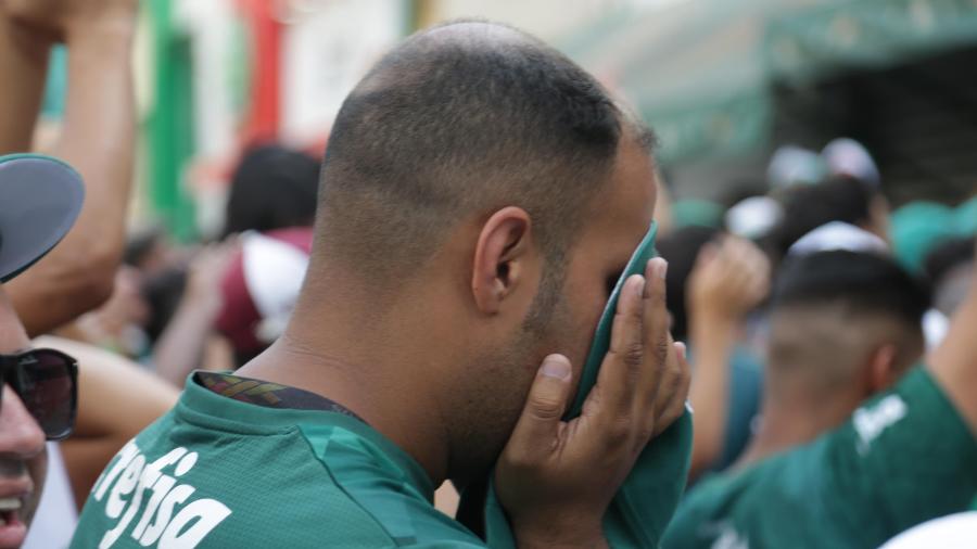 Torcedor chora após derrota do Palmeiras para o Chelsea no Mundial
