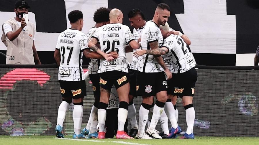 Jogadores do Corinthians comemoram gol de Roger Guedes contra o São Bernardo - Ettore Chiereguini/AGIF