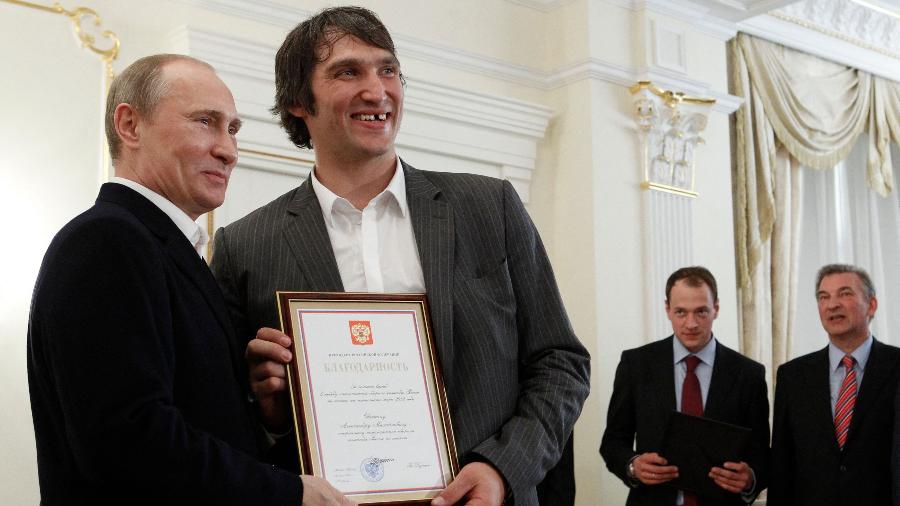 Alex Ovechkin posa com presidente da Rússia, Vladimir Putin - SERGEI KARPUKHIN / RIA NOVOSTI / AFP