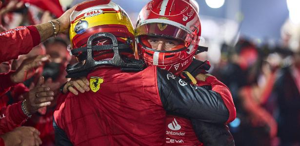 Charles Leclerc e Carlos Sainz se abraçam na primeira dobradinha da Ferrari desde 2019