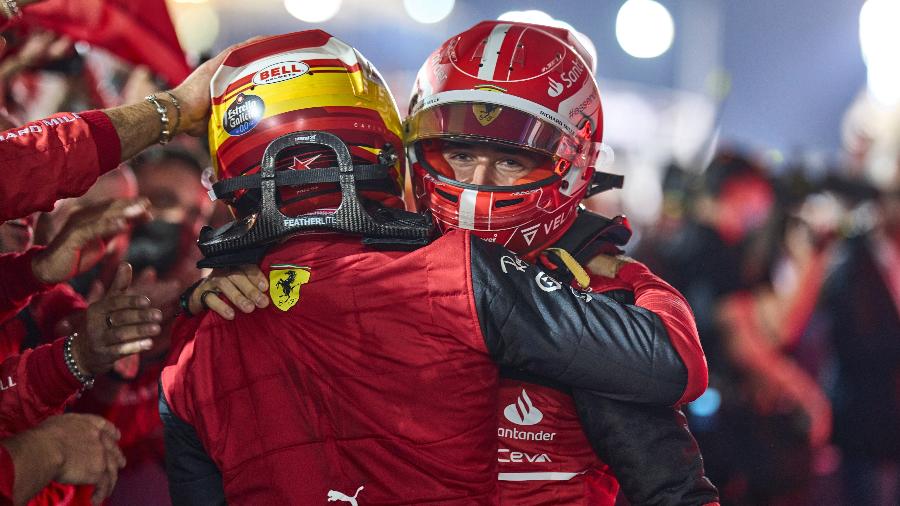 Charles Leclerc e Carlos Sainz se abraçam na primeira dobradinha da Ferrari desde 2019 - Ferrari