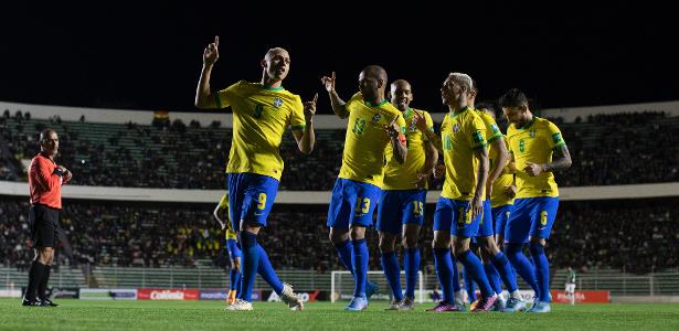 Jogadores da seleção brasileira comemoram gol de Richarlison contra a Bolívia 