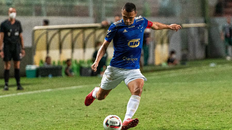 Rômulo é o capitão do Cruzeiro na temporada 2022 - Alessandra Torres/AGIF