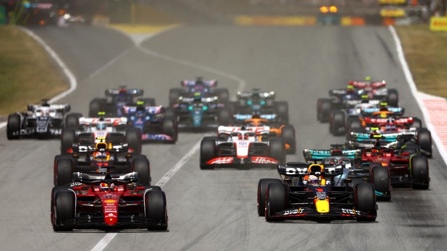 A largada do GP da Espanha, com Charles Leclerc, da Ferrari, segurando a primeira posição  - Mark Thompson/Getty Images/Red Bull