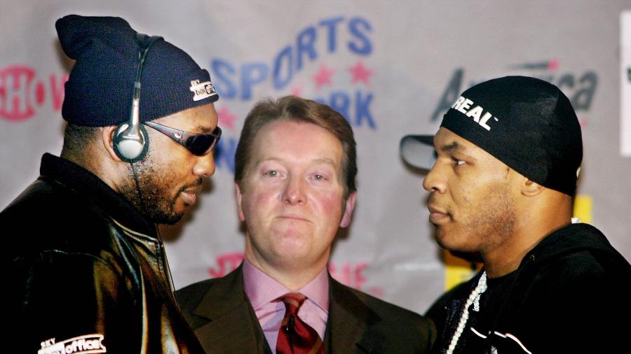 Julius Francis e Mike Tyson durante promoção do confronto entre eles, em 2000 - David Ashdown/Getty Images