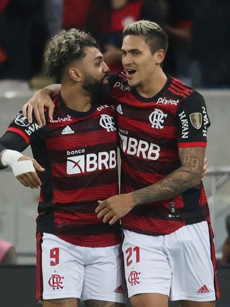 Pedro e Gabigol celebram gol do Flamengo sobre o Tolima em jogo da Libertadores - Sergio Moraes/Reuters