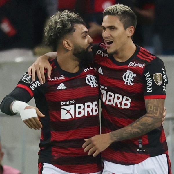 Pedro e Gabigol celebram gol do Flamengo sobre o Tolima em jogo da Libertadores