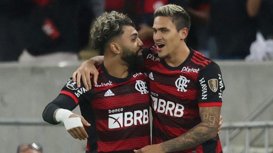 Pedro e Gabigol celebram gol do Flamengo sobre o Tolima em jogo da Libertadores - Sergio Moraes/Reuters