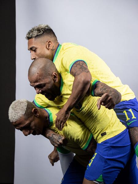 Richarlison, Daniel Alves e Raphinha em ensaio fotográfico da seleção brasileira antes da Copa do Mundo do Qatar - Ryan Pierse - FIFA/FIFA via Getty Images