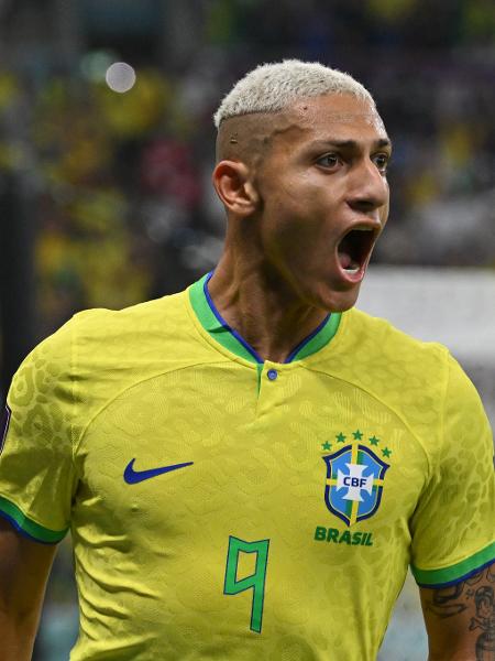 Richarlison comemora seu gol pela seleção brasileira na estreia da Copa, contra a Sérvia. - NELSON ALMEIDA / AFP