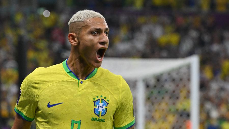 Richarlison comemora seu gol pela seleção brasileira na estreia da Copa, contra a Sérvia - NELSON ALMEIDA / AFP