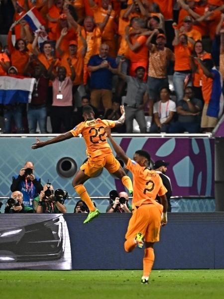 Jogadores da Holanda comemoram gol de Dumfries, o terceiro da fácil vitória contra os Estados Unidos - Anne-Christine POUJOULAT / AFP