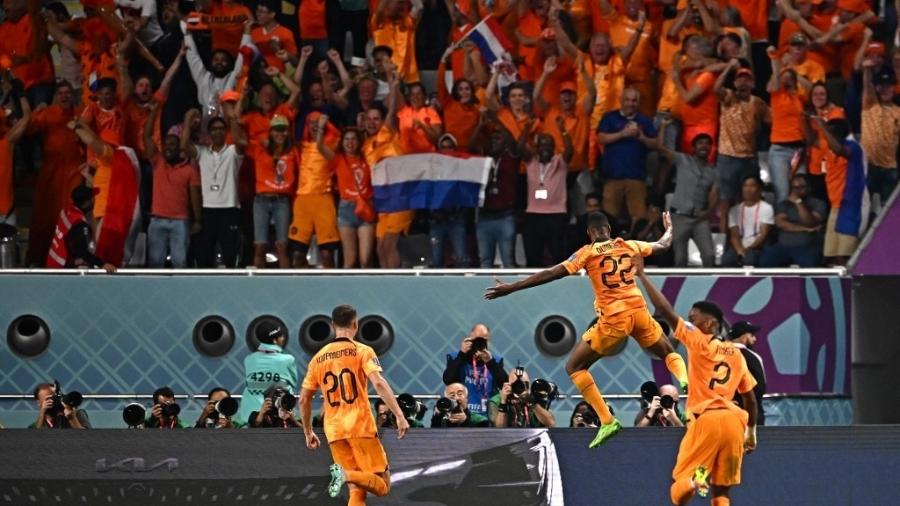 Jogadores da Holanda comemoram gol de Dumfries contra os Estados Unidos - Anne-Christine POUJOULAT / AFP