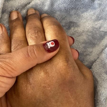 Kely Nascimento, uma das filhas de Pelé, postou foto segurando a mão do pai - Reprodução/Instagram