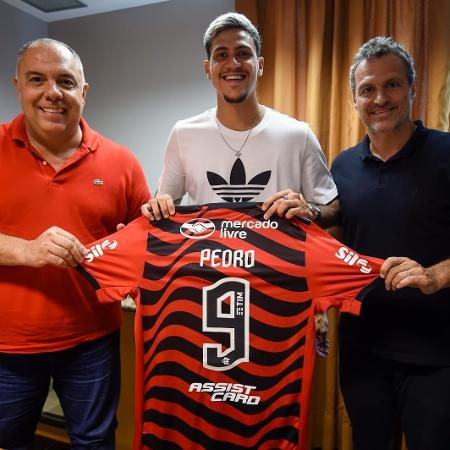 Pedro ao lado dos dirigentes do Fla, Marcos Braz (esq.) e Bruno Spindel (dir.) após a renovação de contrato - Marcelo Cortes/Flamengo