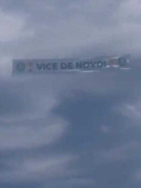 Avião com a frase "vice de novo" sobrevoou o Rio de Janeiro - Reprodução/Twitter