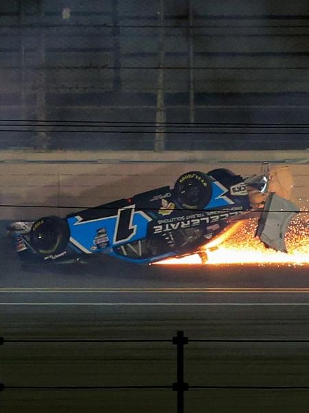 Sam Mayer capota carro em etapa da NASCAR Xfinity Series. - Mike Ehrmann/Getty Images