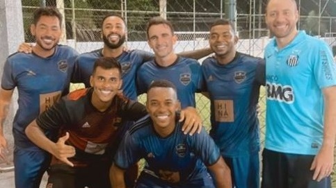 Robinho, com amigos, em jogo de futebol, em 14/3