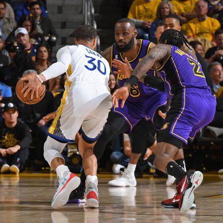 Staphen Curry e LeBron James se enfrentando no jogo 2 da semifinal da Conferência Oeste da NBA, entre Warriors e Lakers - Noah Graham/Getty