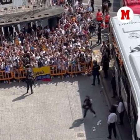 Torcedores do Valencia chamaram Vinicius Jr. de macaco na chegada do Real Madrid ao estádio Mestalla - Reprodução/Twitter @CheNFurecido