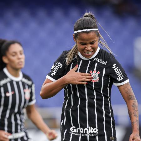 Vic Albuquerque, do Corinthians, comemora seu gol contra o Libertad Limpeño, pela Libertadores feminina