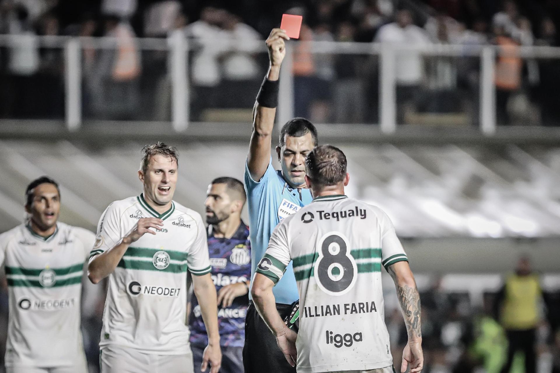 Árbitro estende jogo até Botafogo empatar e é agredido em campo