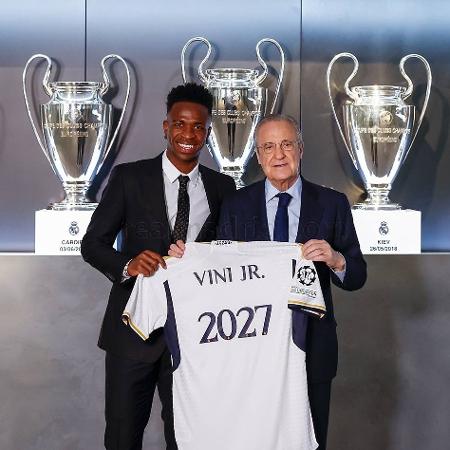 Vinícius Jr com Florentino Pérez, presidente do Real Madrid, após renovar contrato até 2027