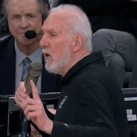 Gregg Popovich, técnico dos Spurs, reprovou atitude protagonizada por seus torcedores