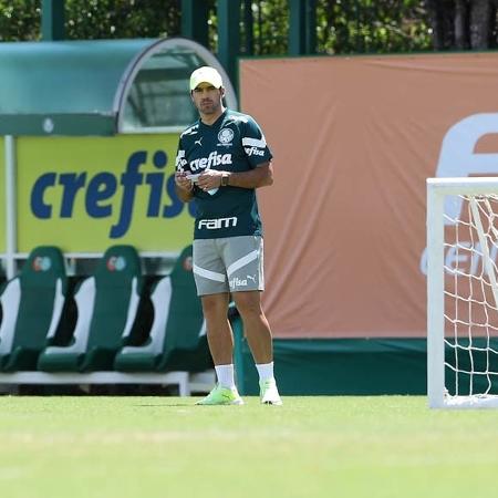 Abel Ferreira durante treino do Palmeiras na Academia de Futebol