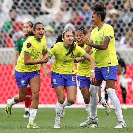 Antonia comemora gol marcado pelo Brasil contra o México na semifinal da Copa Ouro